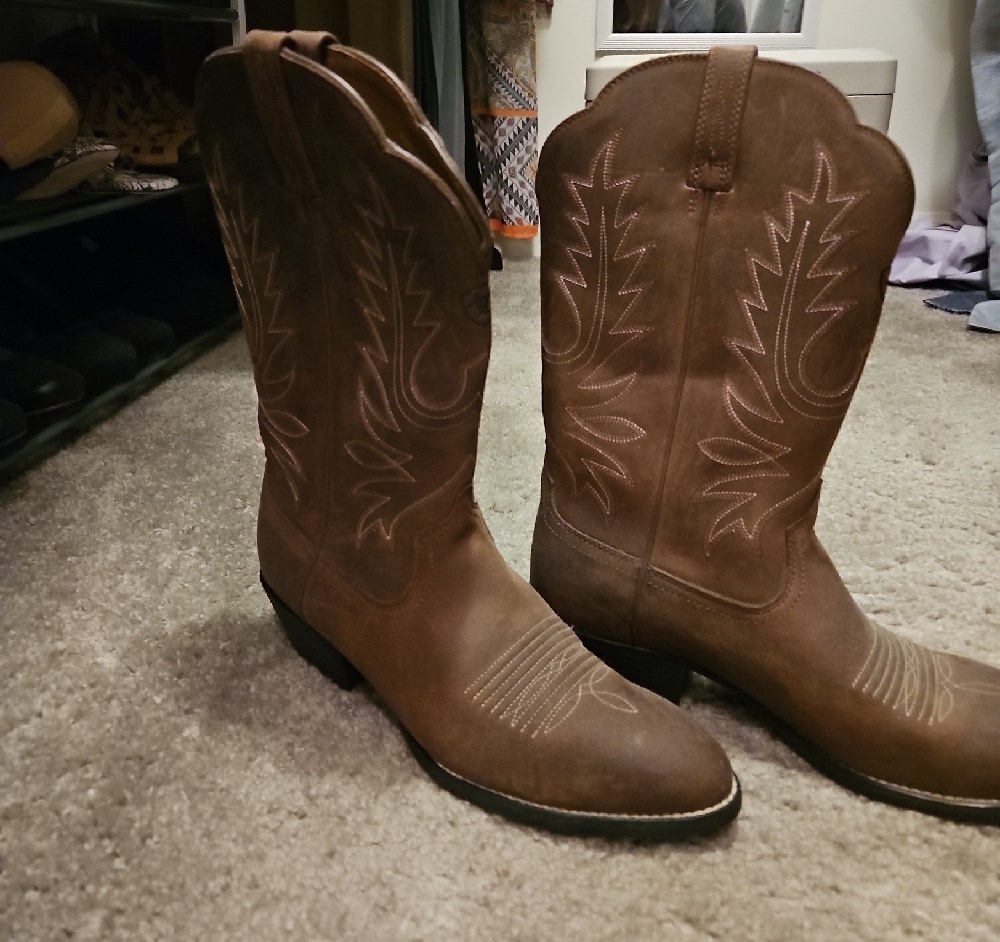 Medium Brown Cowboy Western Boots with Pointed Toe and Decorative Stitching